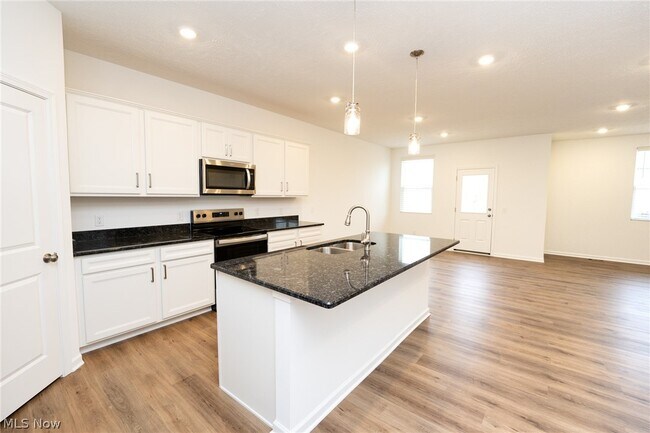 Building Photo - 98 Brewster Dr