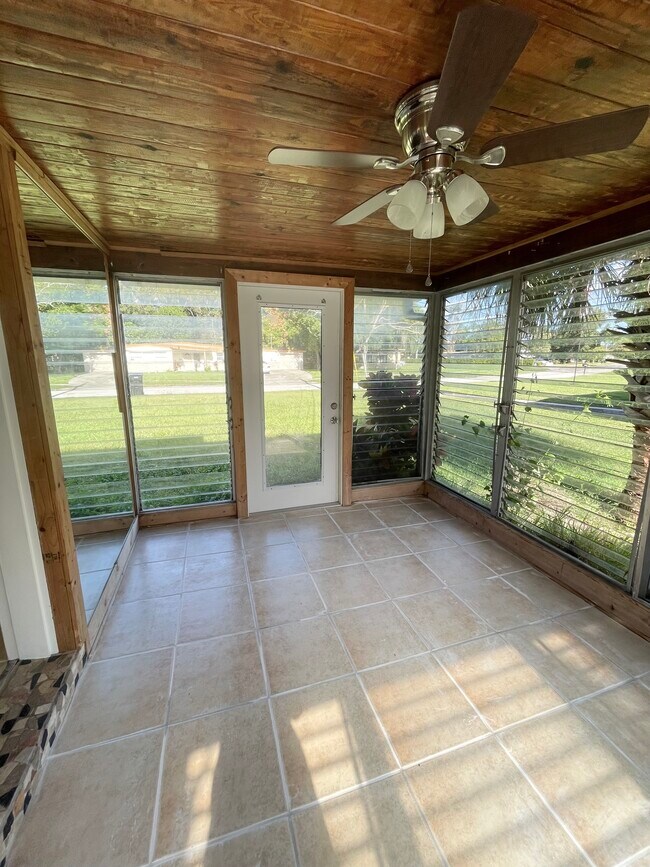 Building Photo - 5940 Dogwood Dr