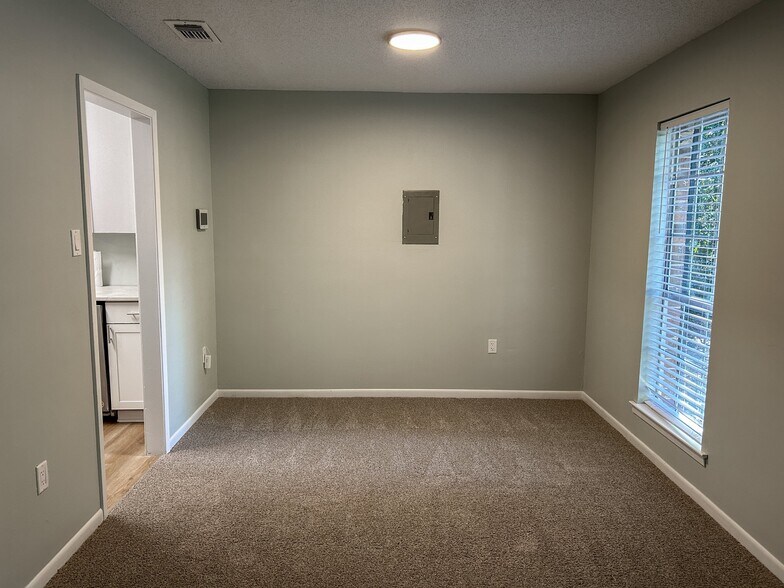Building Photo - 1716 Northview Dr