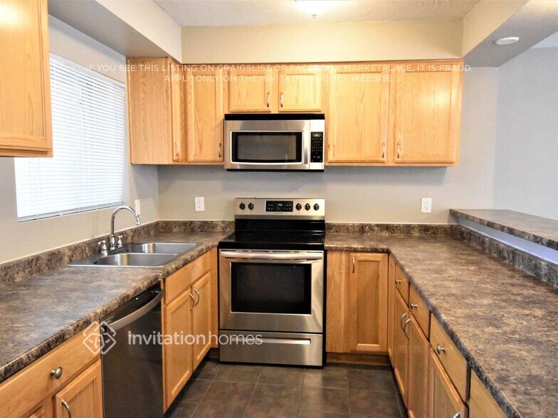 Building Photo - 2532 E Clarendon Ave