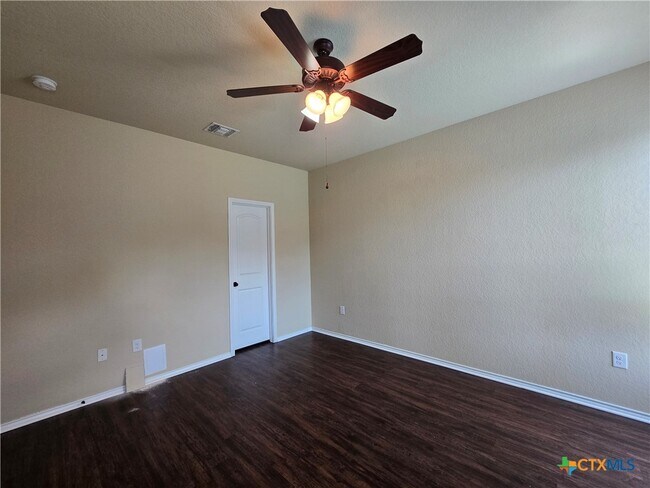 Building Photo - 697 Creekside Cir