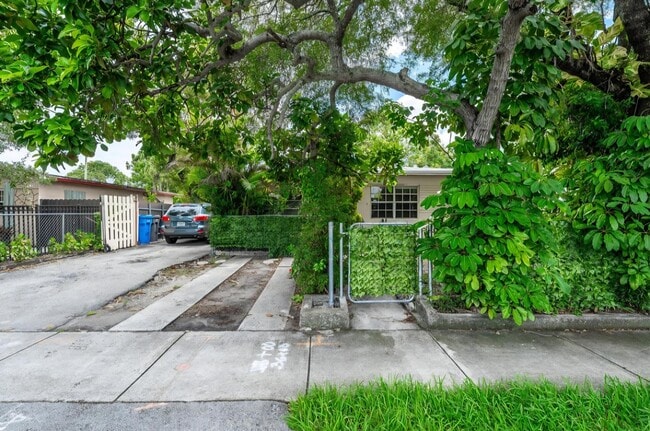 Building Photo - 3401 SW 48th Ave