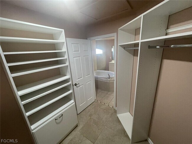 Building Photo - 2842 NW 5th Ave