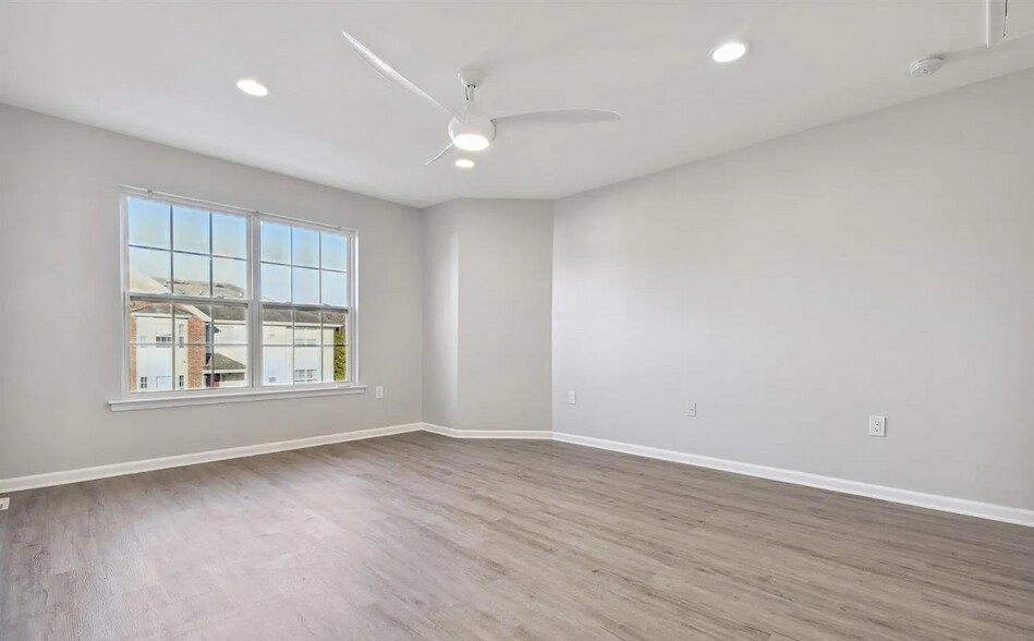 Building Photo - 194 Pinelli Dr