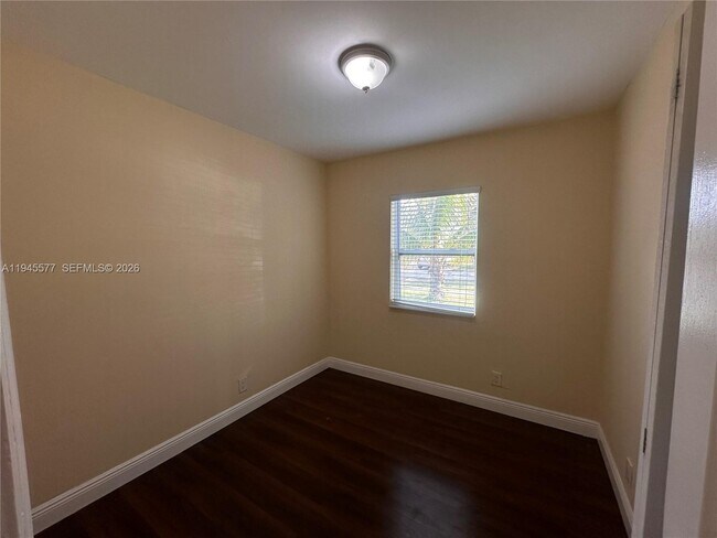 Building Photo - 1701 NW 14th Ct