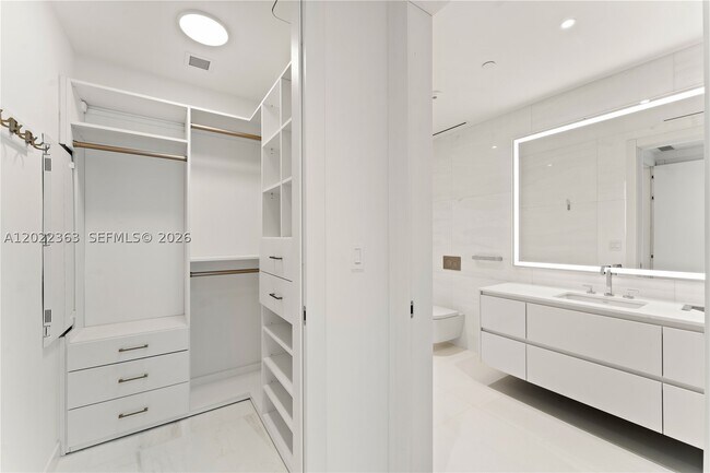 Building Photo - 300 Biscayne Blvd