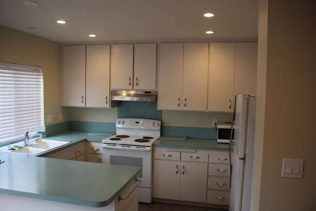 Building Photo - Spacious 4-Bed Townhome in the Heart of Cl...