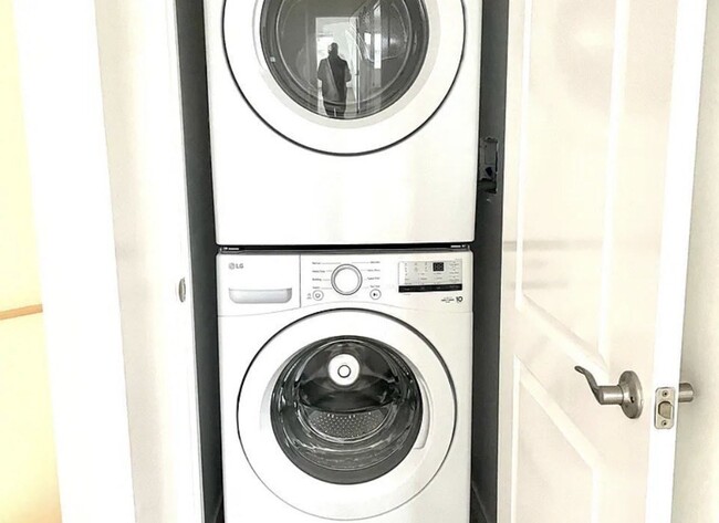 Building Photo - 13 Water St