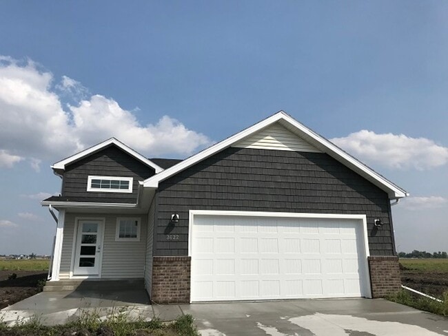 Building Photo - 4 bed 3 bath Single Family Home