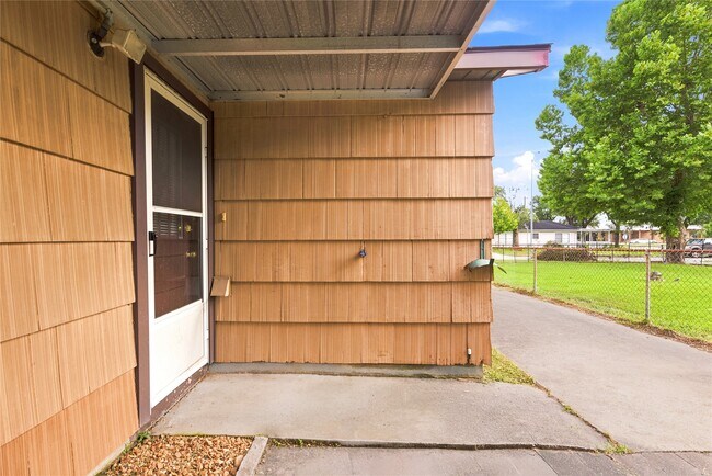 Building Photo - 8406 Highcrest Dr