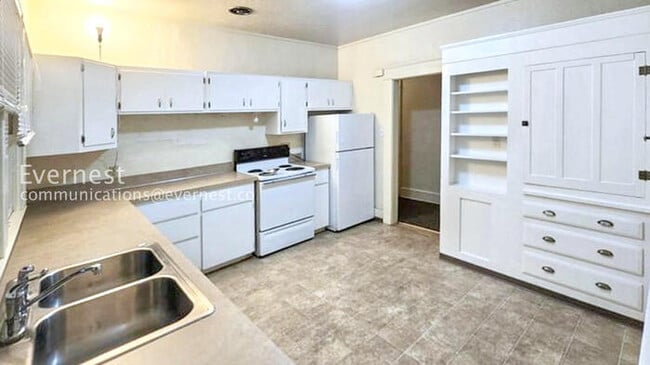 Building Photo - 4 Bed, 2 Bath Home with Fenced Yard / Vouchers Accepted / 12 to 18 month lease options available.