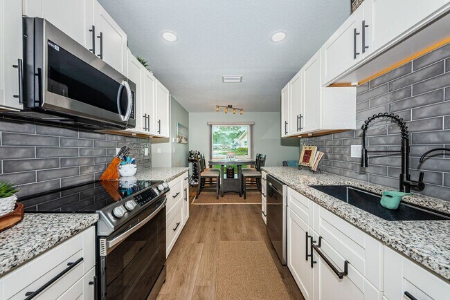 Building Photo - 2735 Sherbrooke Ln