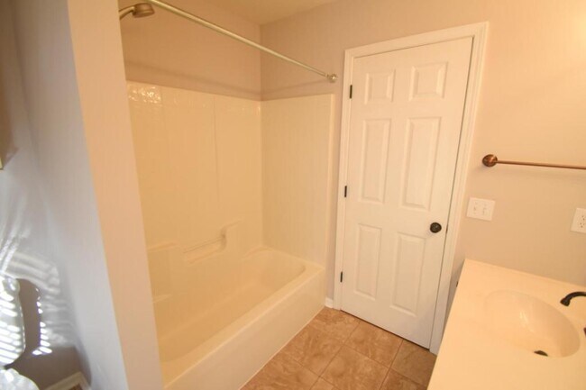 Building Photo - 6827 Braddock Ln