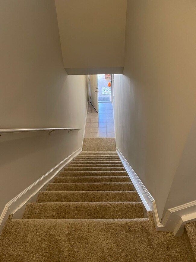 Building Photo - One Bedroom Apartment available now for $1600!