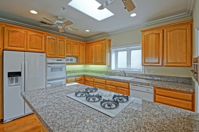 Building Photo - BEAUTIFUL, BRIGHT & AIRY 3BR2.5BA DETACHED TOWNHOME W/ LARGE 2-CAR GARAGE, WORKSHOP/BONUS ROOM, C...