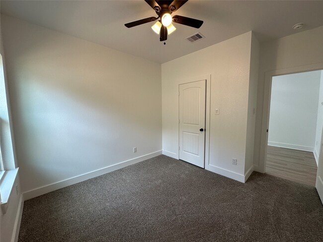 Building Photo - 243 Broadhurst Dr