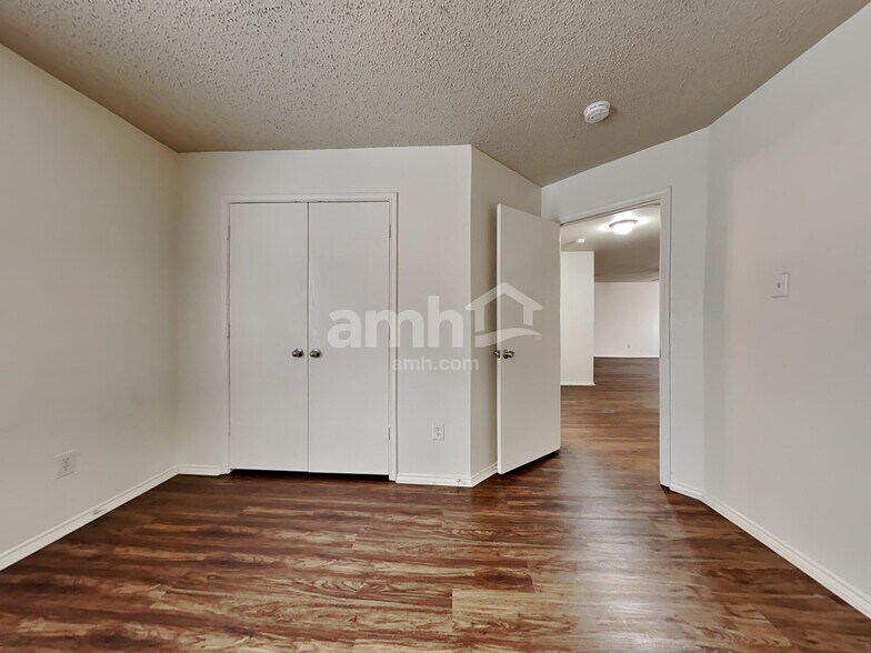 Building Photo - 5205 Bedfordshire Dr