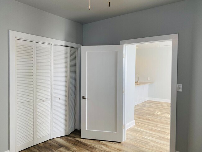 Building Photo - 3001 W Cary St