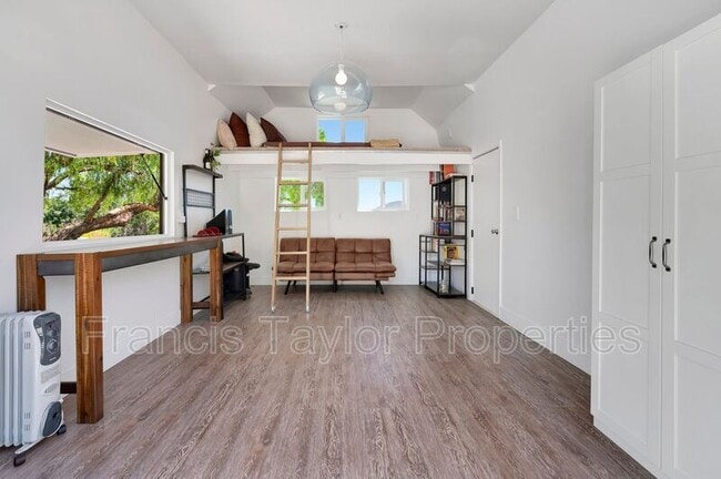 Building Photo - 2689 Daisy Ln