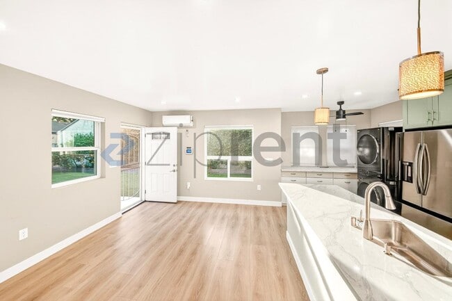 Building Photo - 363 E 63rd St