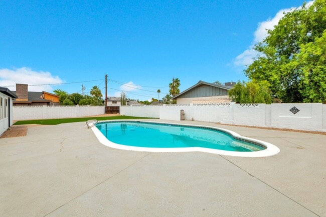 Building Photo - Great 6 Bedroom home near ASU with large BASEMENT