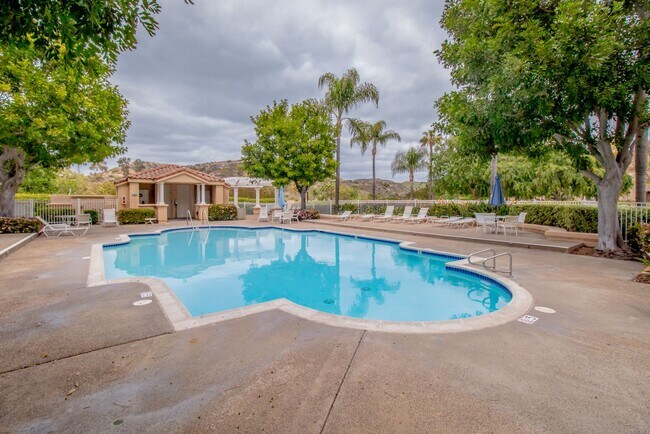 Building Photo - Lovely 2 Bedroom, 2 Bath First-Floor Condo...