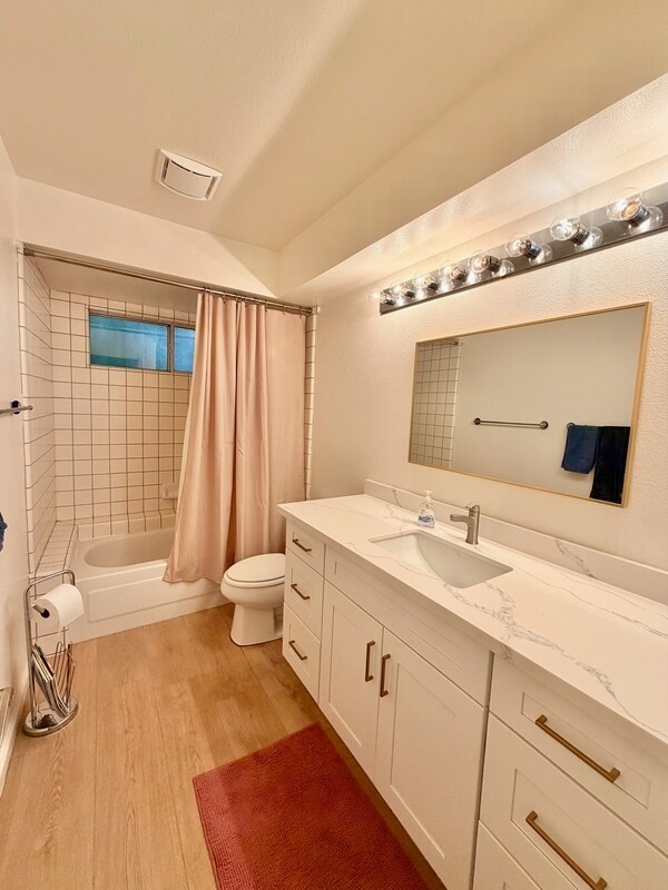 Building Photo - 5663 Montclair Cir