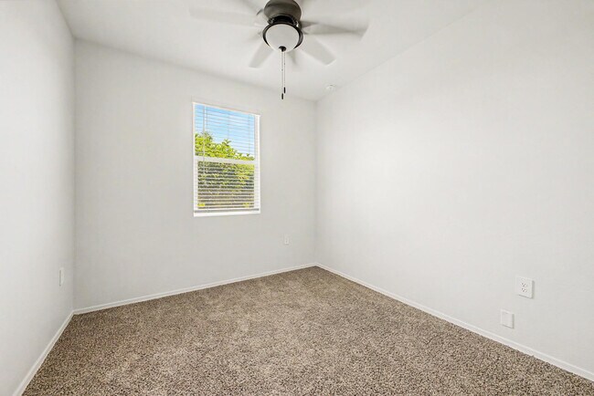 Building Photo - 1566 E Fletcher Dr