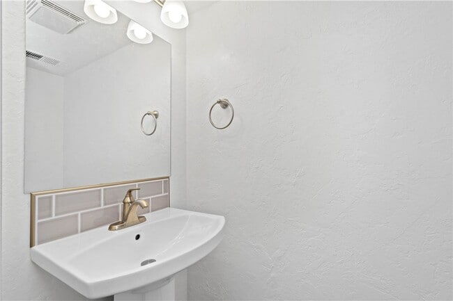 Building Photo - 236 S Grandview Ave