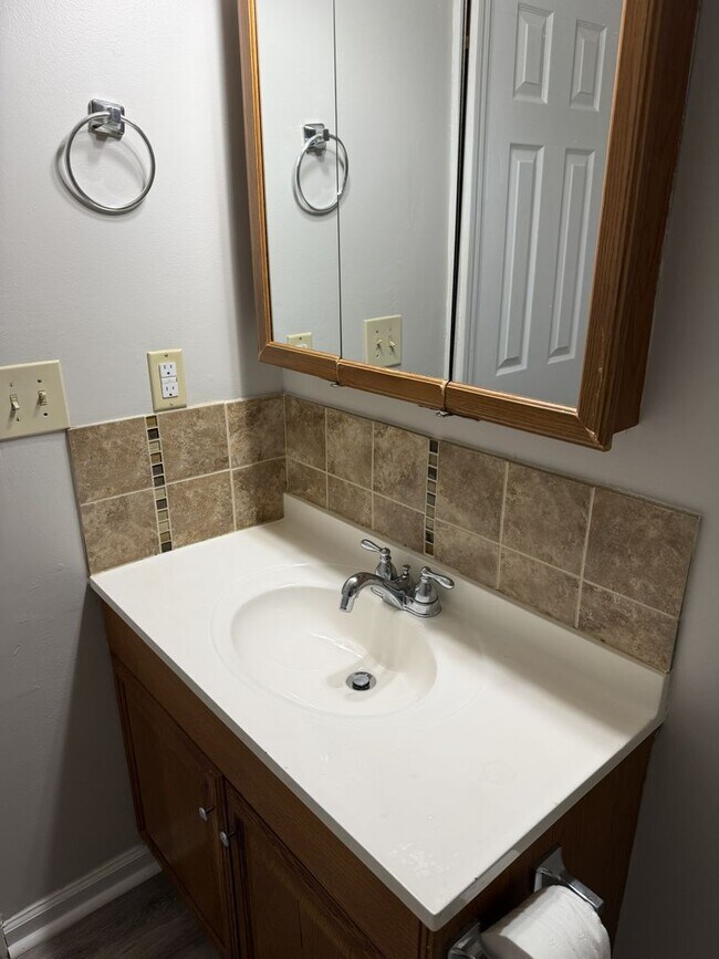 Building Photo - 2 bedrooms / 2 baths Duplex unit