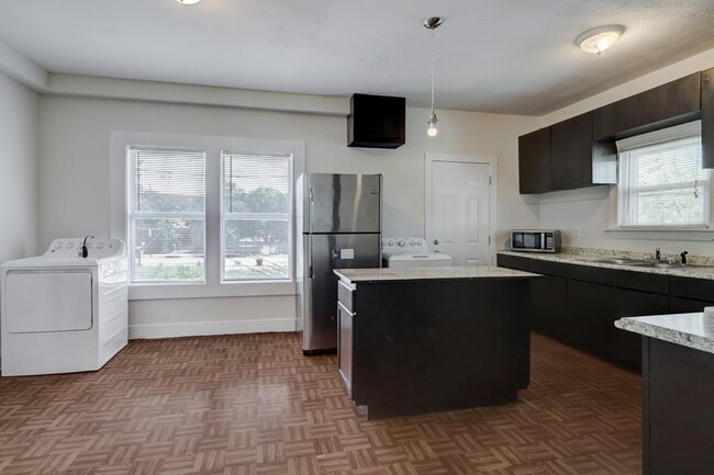 Building Photo - 3002 Isabella St