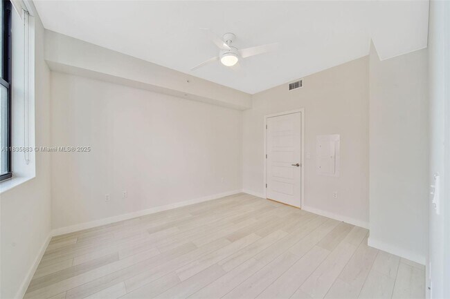 Building Photo - 555 NE 8th St