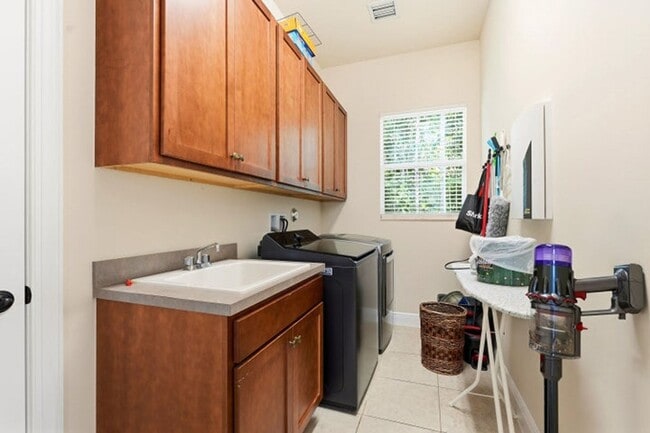 Building Photo - 851 Edgebrook Ln