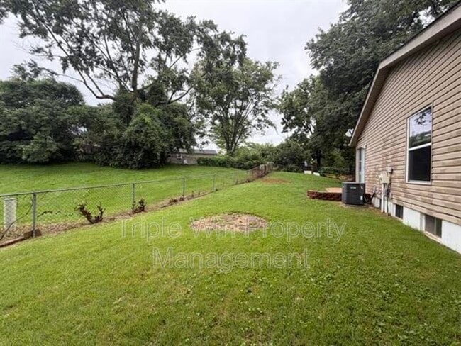 Building Photo - 2450 Jenkee Dr