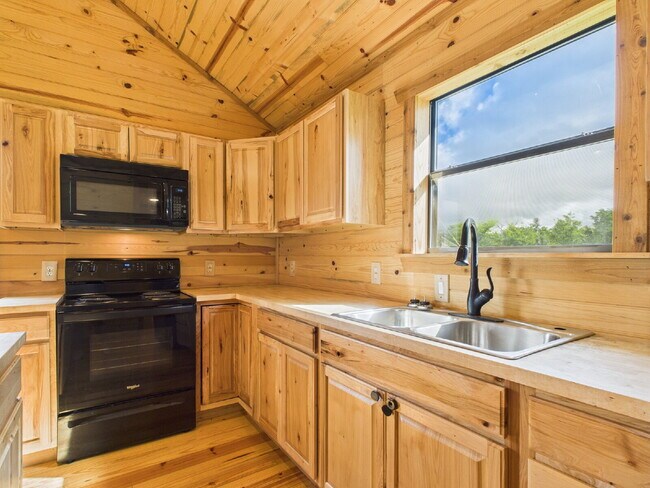 Building Photo - 2/2 Custom Cabin