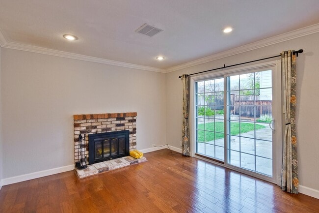 Building Photo - Warm and Inviting 3 bedroom, 2 Bath Home