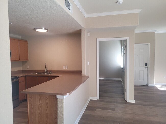 Building Photo - 10001 Woodcreek Oaks Blvd