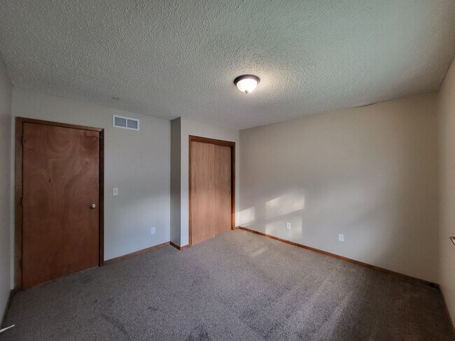 Building Photo - Spacious 4 bedroom home!