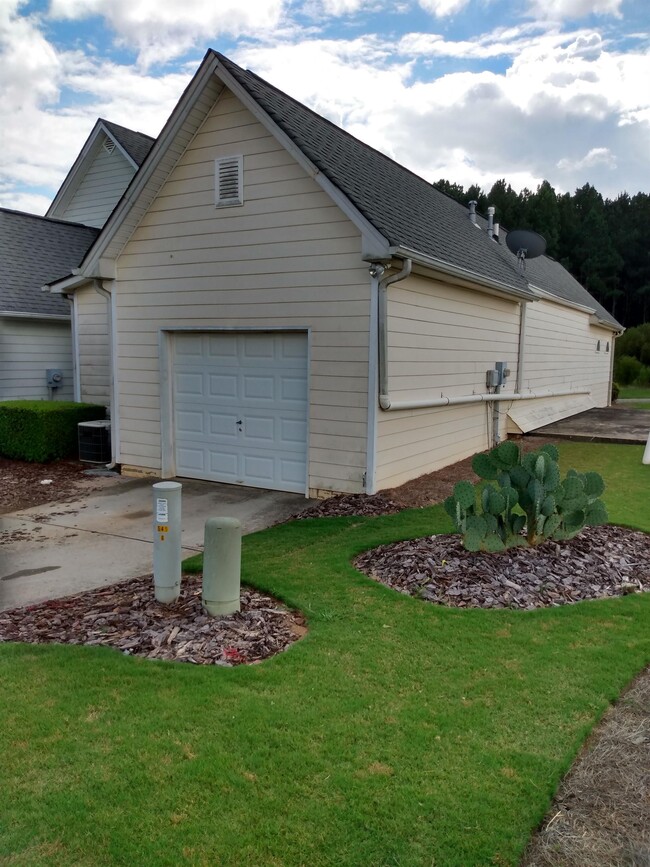 Building Photo - 824 Howell Trce