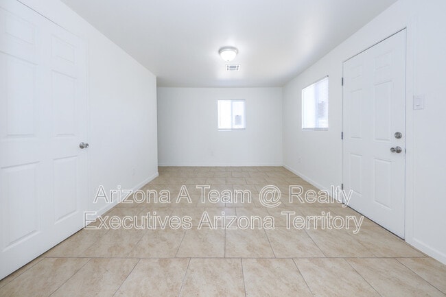 Building Photo - 2012 S Beverly Ave