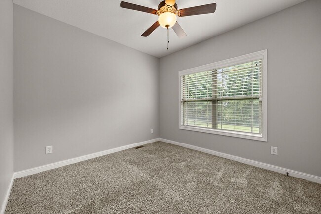 Building Photo - Pet Friendly Four Bedroom with Bonus!
