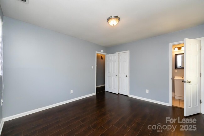 Building Photo - 4713 Belle Plaine Dr