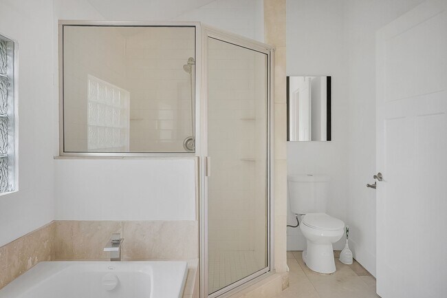 Building Photo - 2 Bedroom / 2 Bathroom House