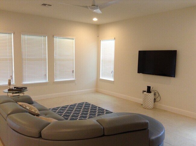 Building Photo - Spectacular  5/4 with 3 car garage home in Winter Garden