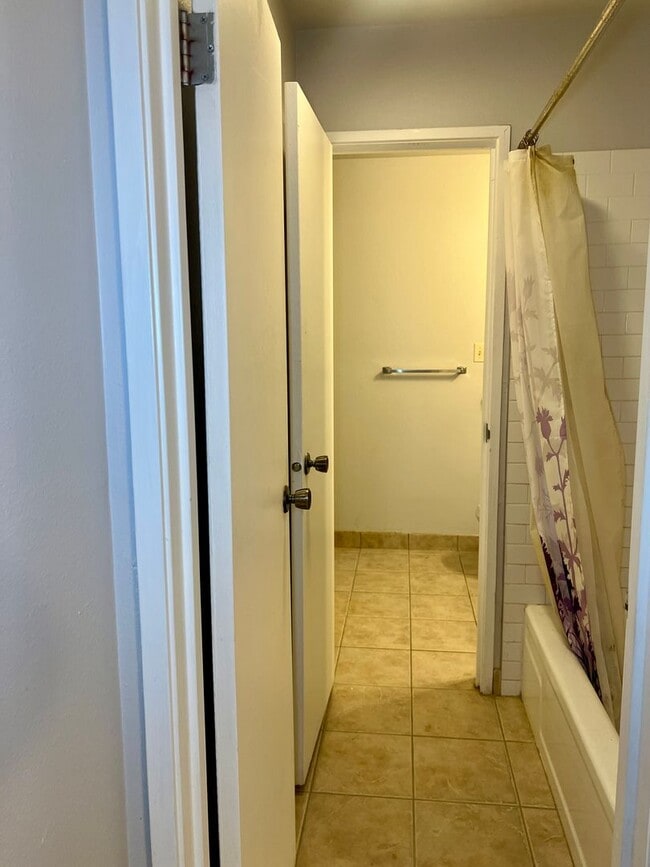 Building Photo - Spacious 2 Bed 1.5 Bath Condo in Hamden South