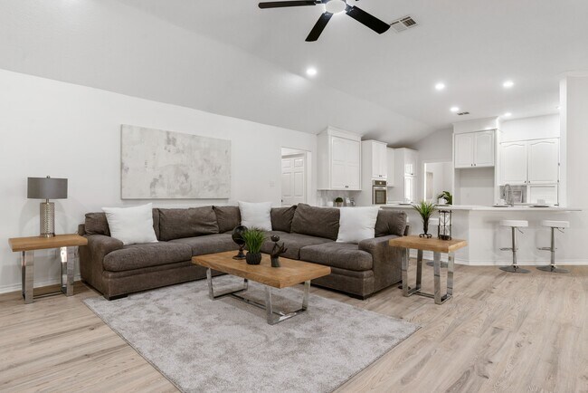 Building Photo - 10 Autumn Oaks Dr