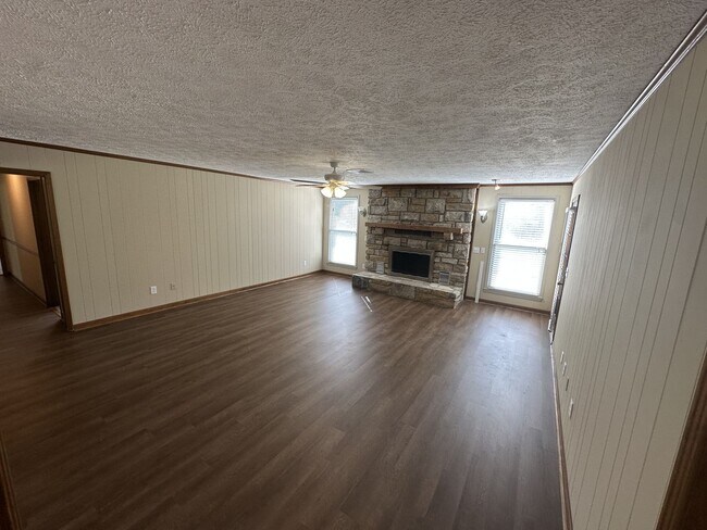 Building Photo - Single Family home in Greenhill Area!