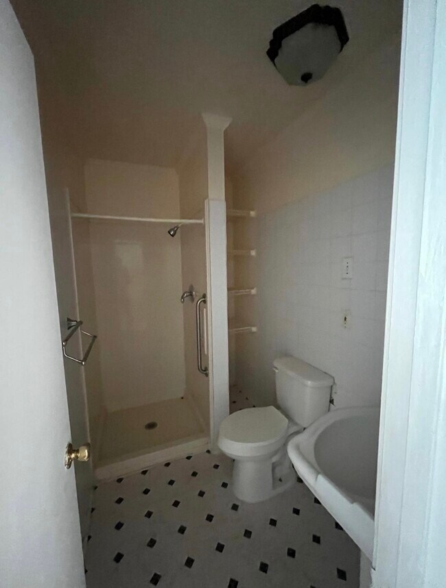 Building Photo - 1031 Oakland Dr