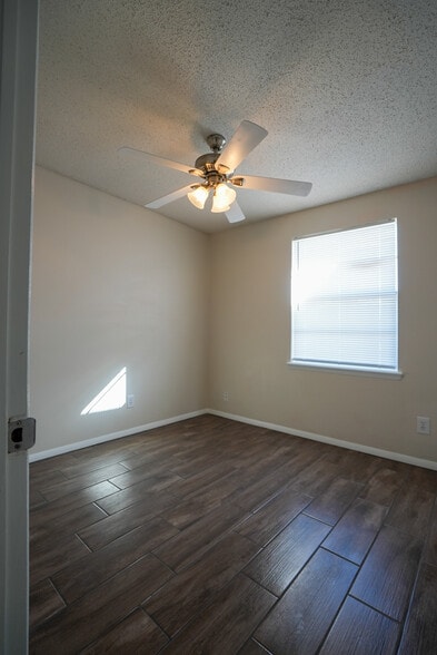 Building Photo - 10525 Champlain St