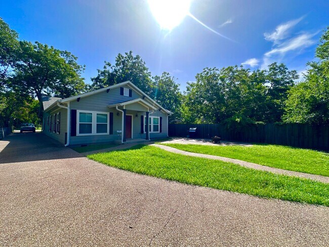 Building Photo - Charming 3/3 House in with Covered Parking...